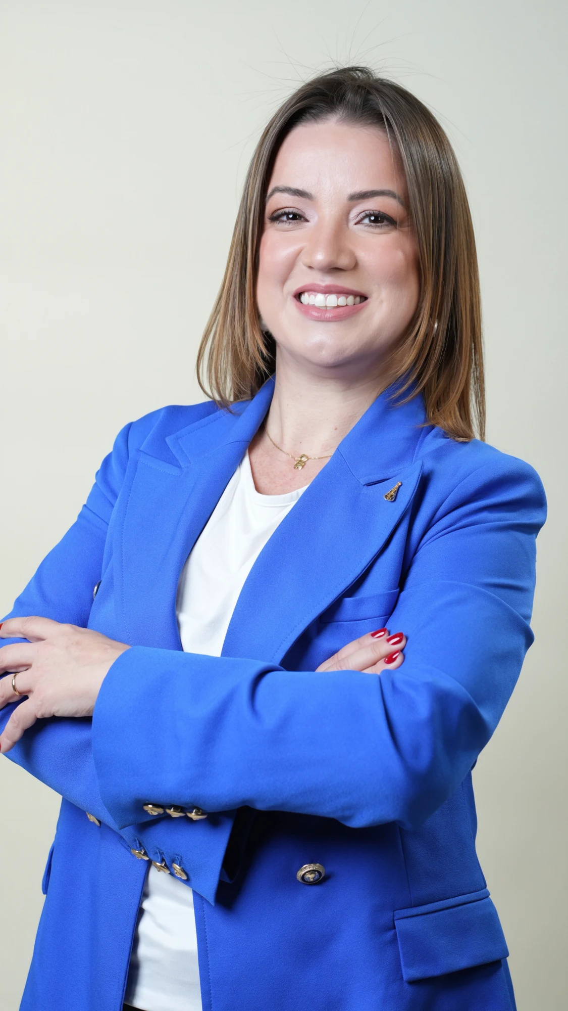 Vanessa Fortes sorrindo, com blazer azul